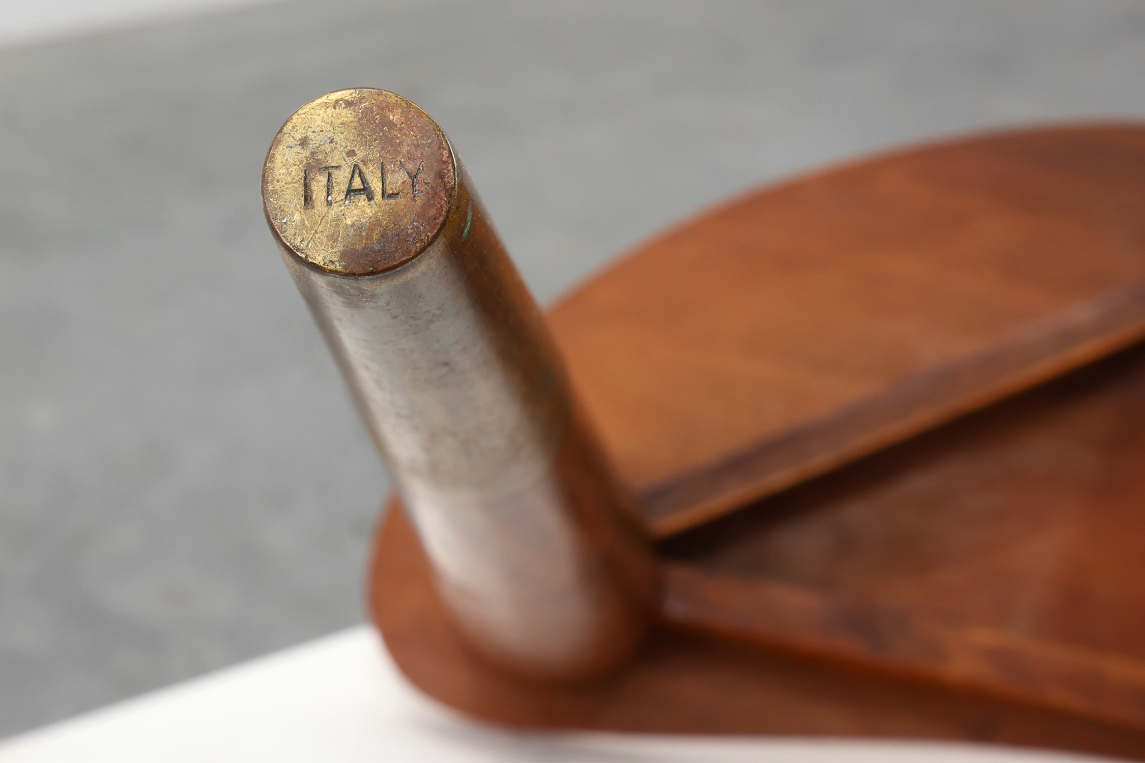 Small table in wood and brass stamped &ldquo;Italia&rdquo; in the manner of Gio Ponti, Italy 1950sthumbnail